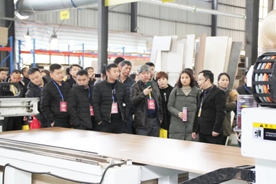 攜手共進(jìn)，智啟未來(lái)——達(dá)斐麗全屋定制五億戰(zhàn)略投資回饋暨會(huì)員服務(wù)升級(jí)私享會(huì)圓滿落幕